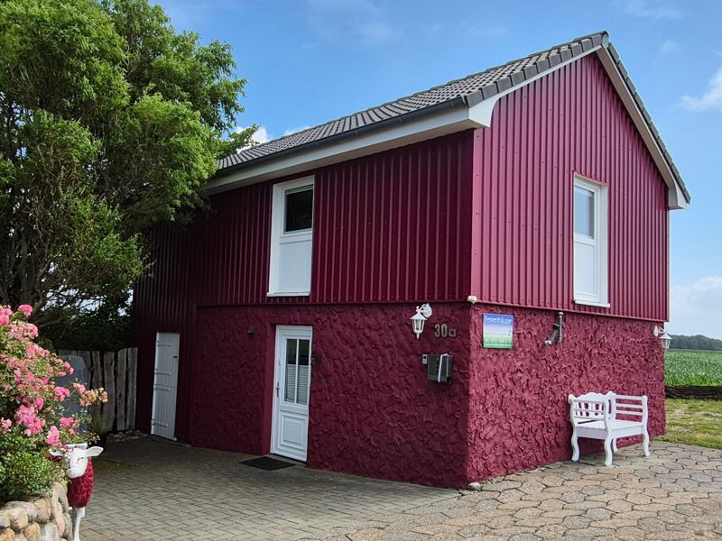 rotes Ferienhaus auf Nordstrand